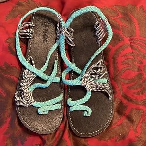 Ladies Plaka Sandals size 9 EUC